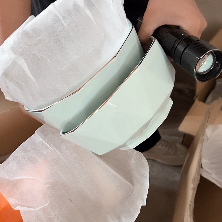 微瑕介意勿拍破损包赔 青瓷金边钻石汤碗2只