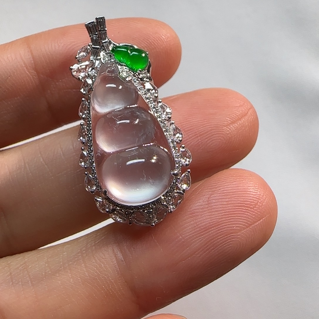 翡翠18K金镶嵌颈饰福豆