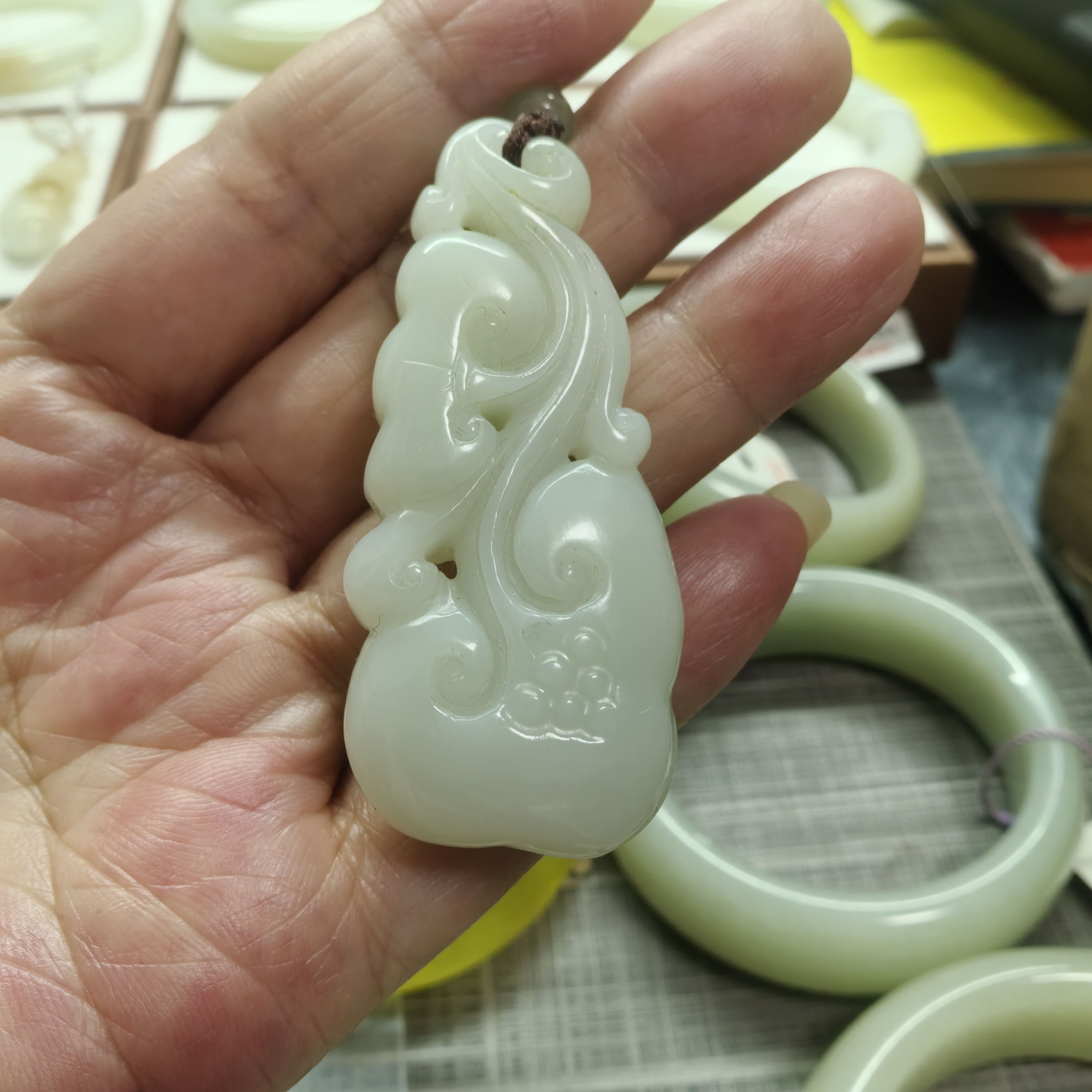 新彊和田玉油膏料如意双面工挂件