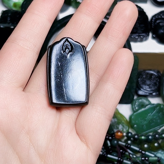 蛇纹石玉颈饰合金