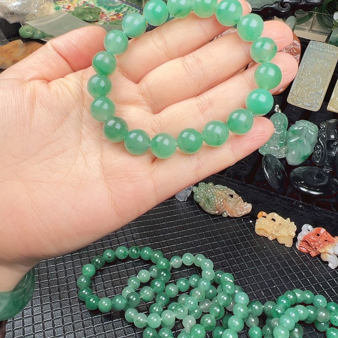 石英质玉（非洲翠）未镶嵌颈饰