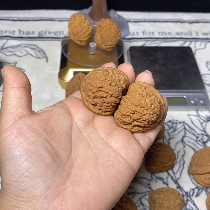 魏***哥文玩核桃吊坠窝头