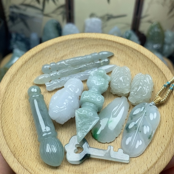 翡翠未镶嵌颈饰吊坠一个