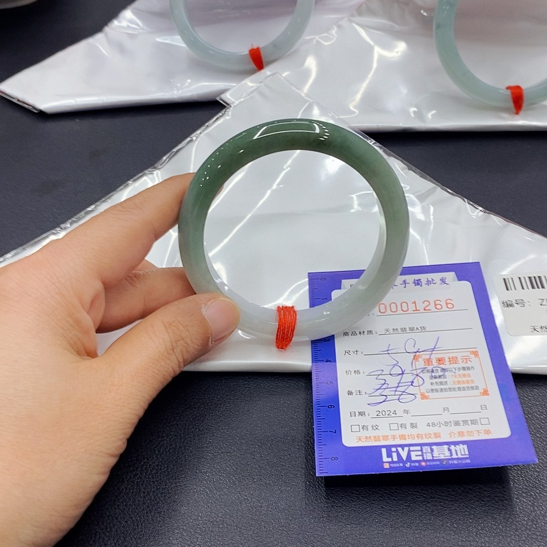 翡翠手镯未镶嵌翡翠手镯