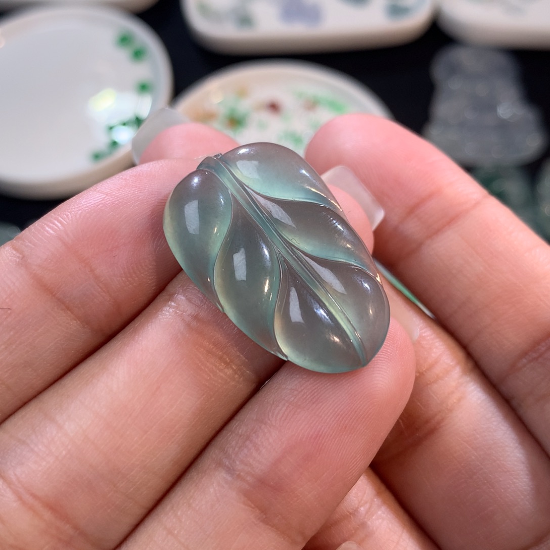 翡翠裸石未镶嵌湖水绿叶子