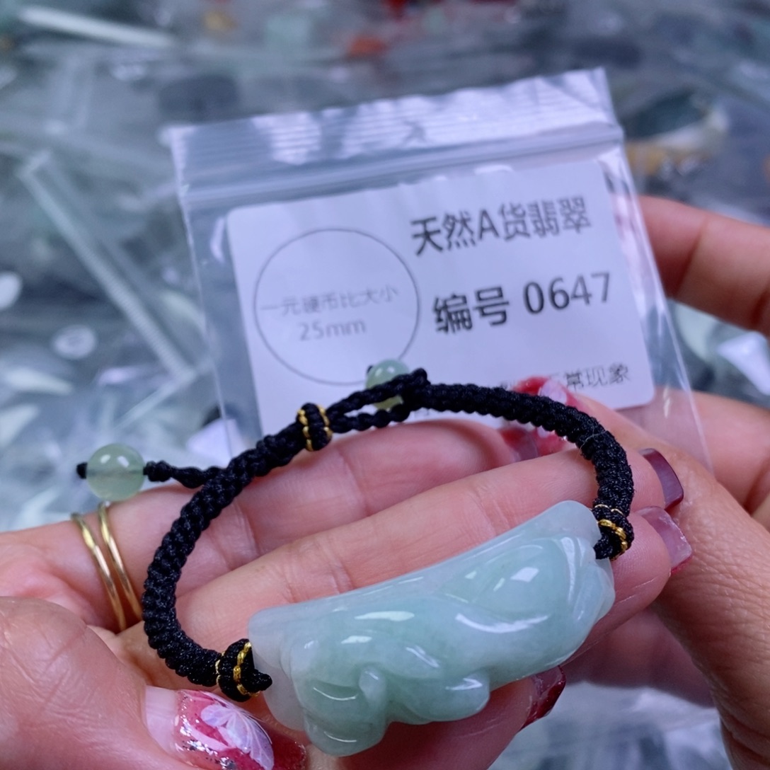 翡翠颈饰未镶嵌吊坠