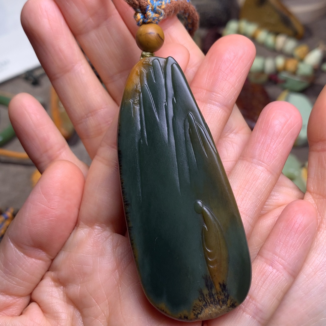 自***渡岫岩河磨玉（透闪石质玉）未镶嵌把件