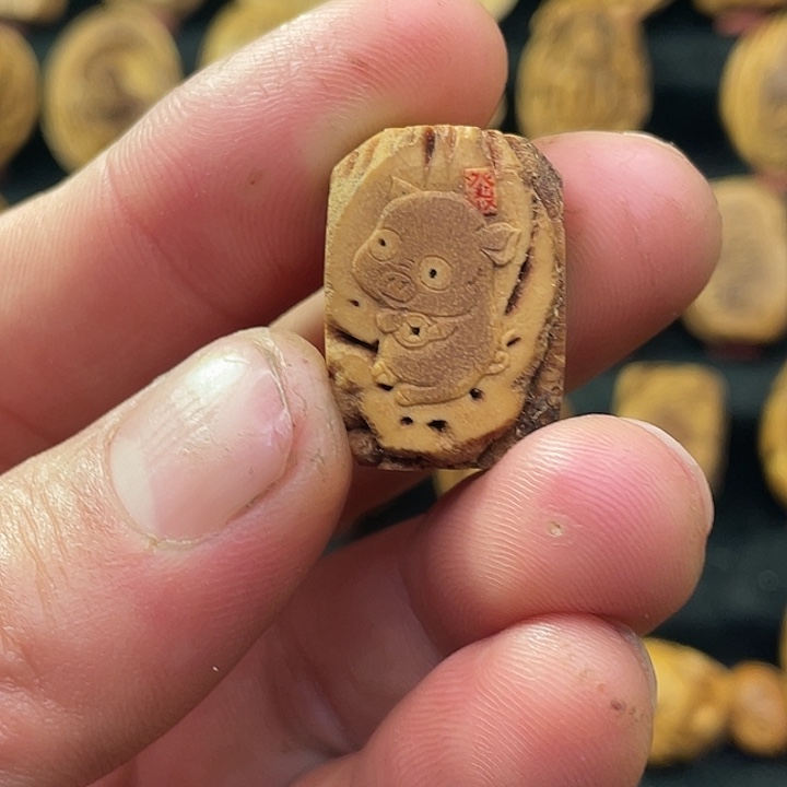 疯***花纯手工制作桃核小猪吊坠