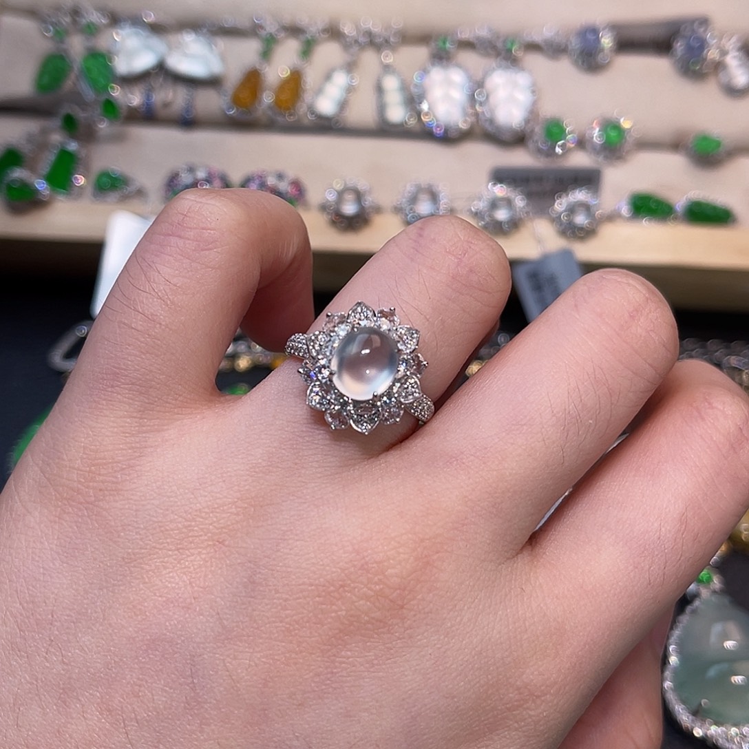 翡翠18K金镶嵌戒指蛋面