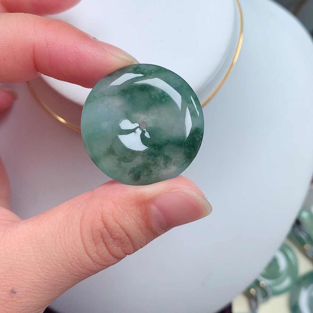 翡翠颈饰未镶嵌平安扣