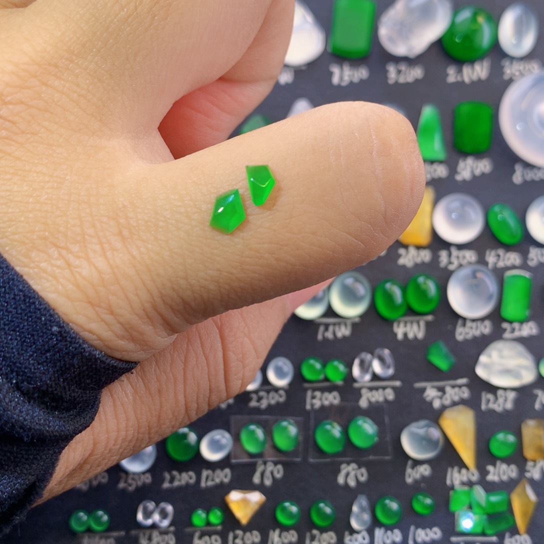 翡翠未镶嵌颈饰天然翡翠玉石切割