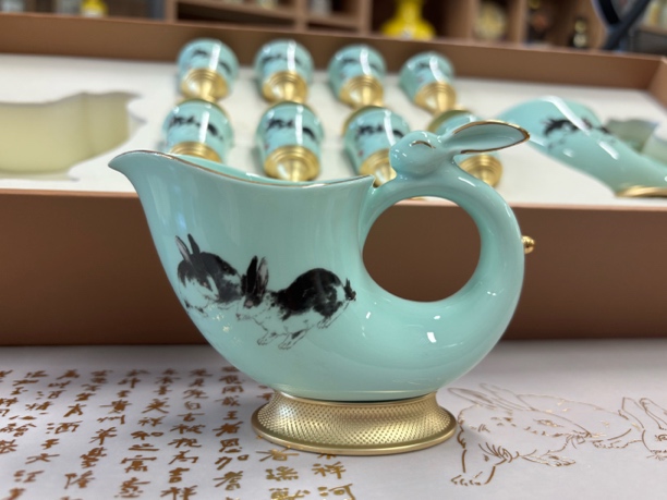 茅台文旅·玉兔呈祥陶瓷分酒器（一个）