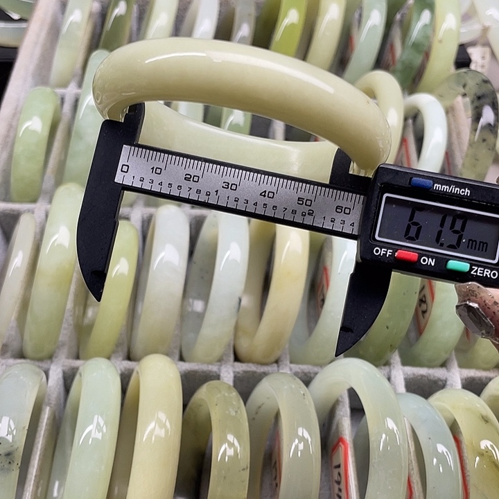 蛇纹石玉未镶嵌手镯175