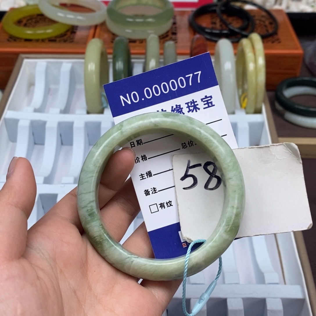 蛇纹石玉未镶嵌手镯