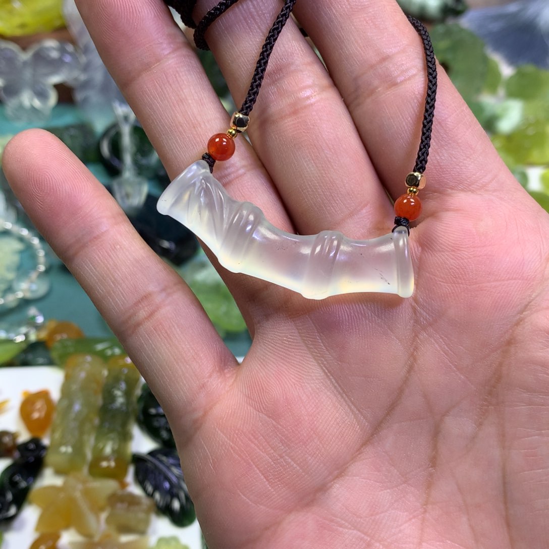 岫玉颈饰未镶嵌竹节