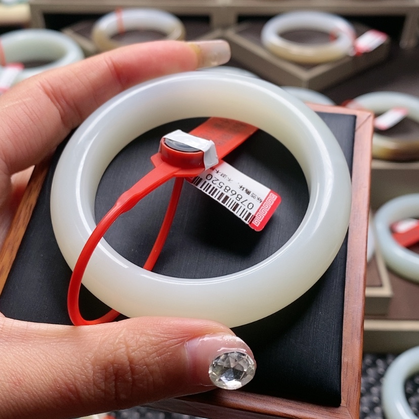 【闪购商品】和田玉手镯未镶嵌逸****柜