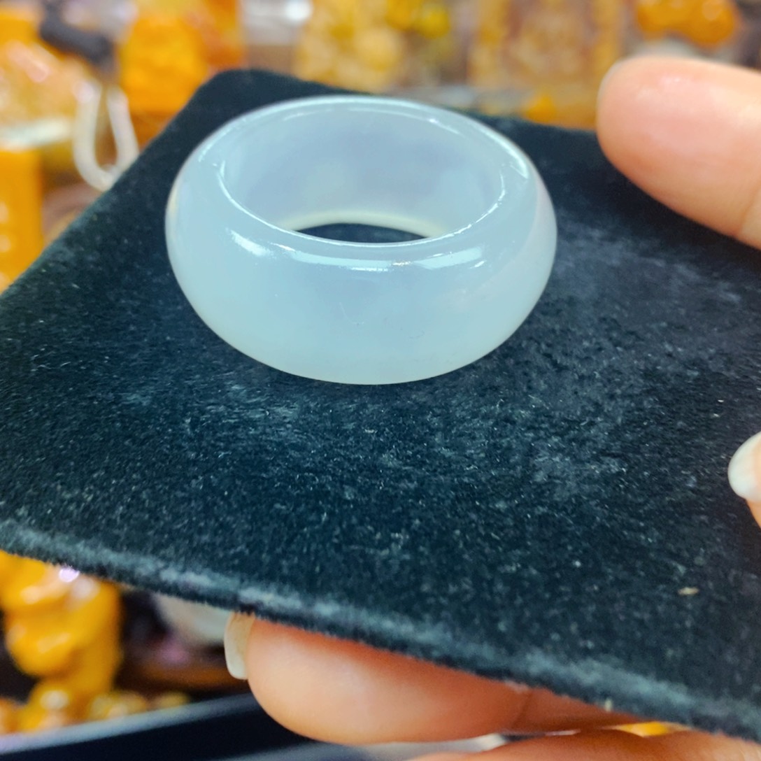 未镶嵌石英质玉（黄龙玉）颈饰