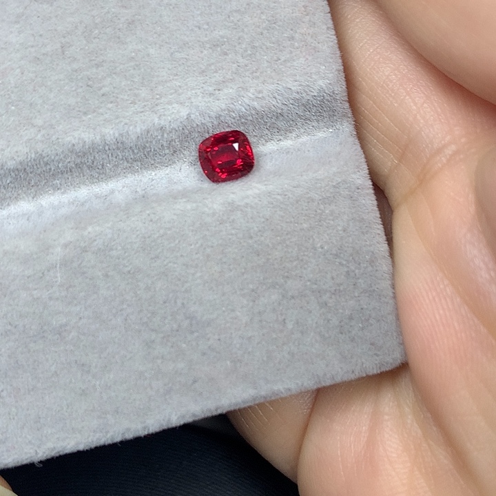 尖晶石裸石0.94ct绝地武士吉尔德