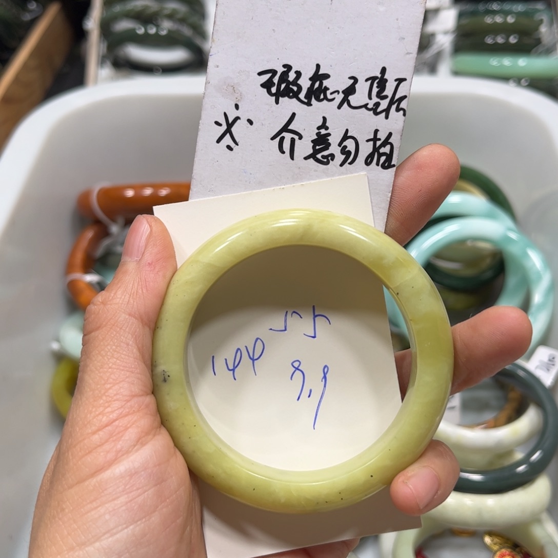 蛇纹石玉手镯未镶嵌