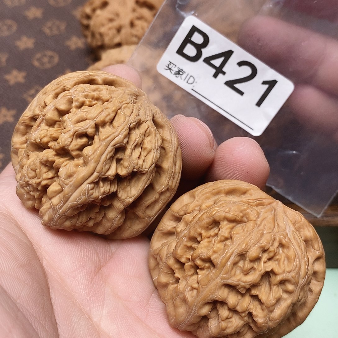 文玩核桃把件粗筋 45。  