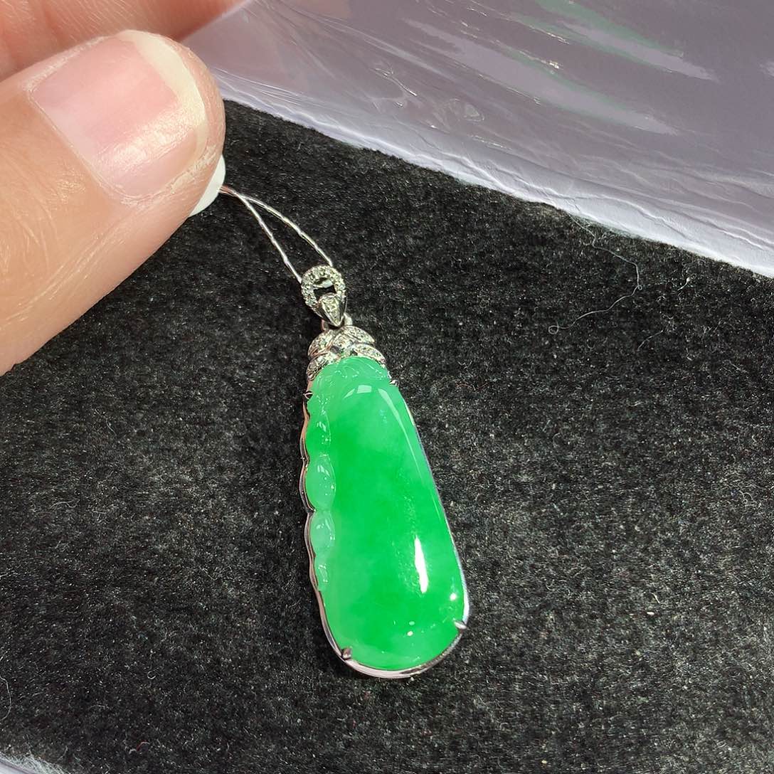 翡翠吊坠(赠链)18K金镶嵌