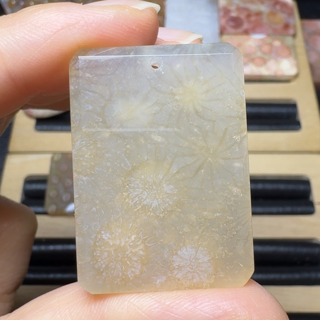 硅化玉冰透光滑，打光诱惑未镶嵌