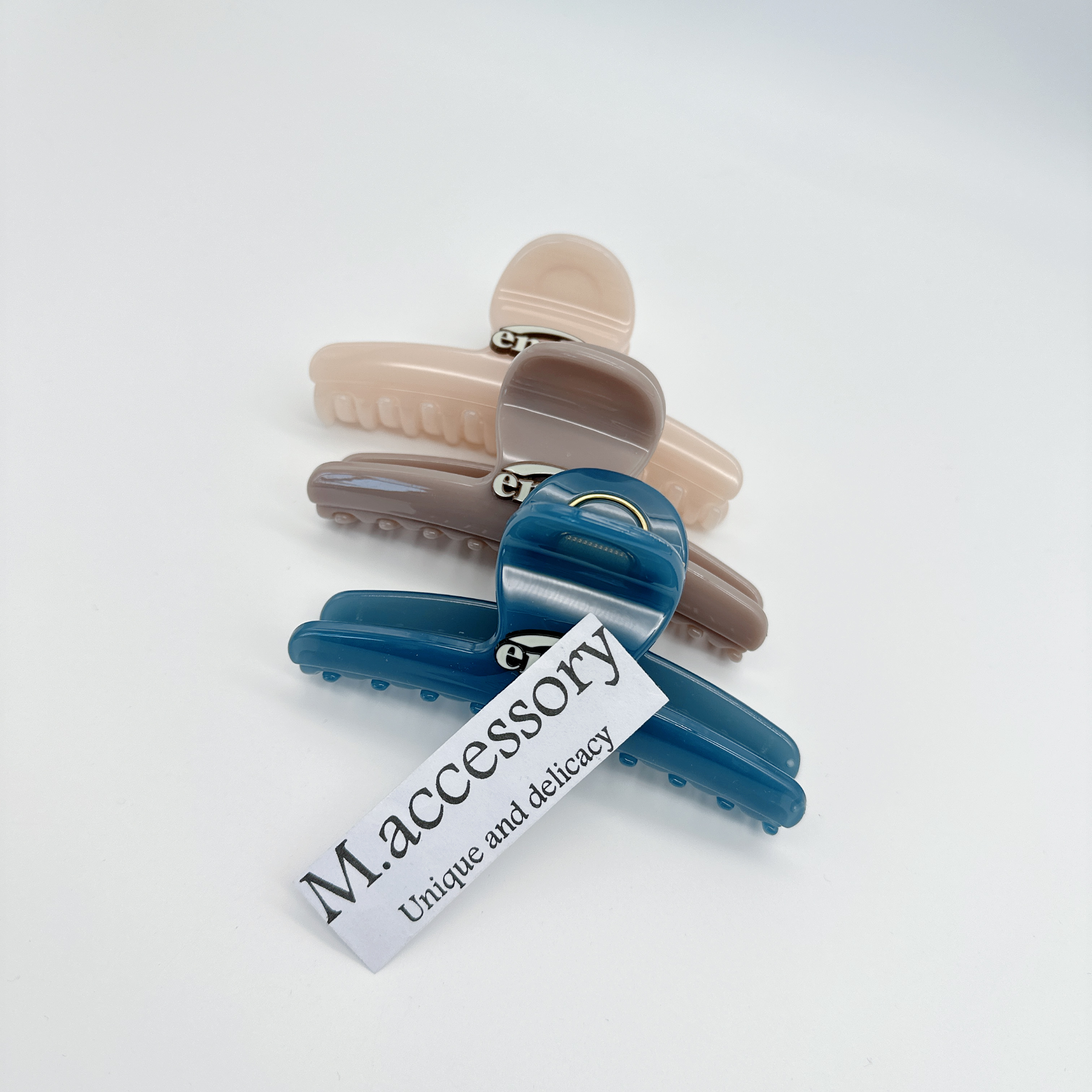 Mi33 简约高级字母鲨鱼抓发抓 Z31060Z77