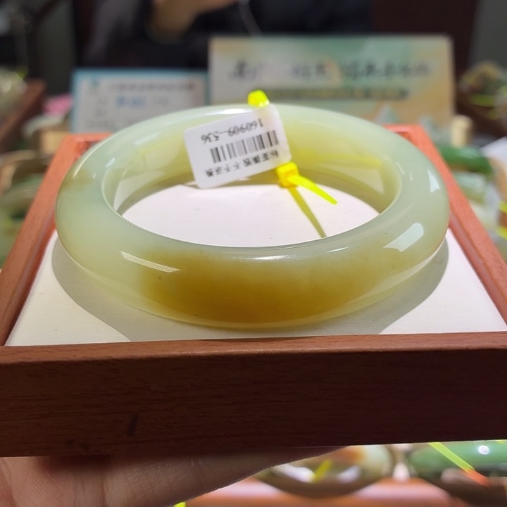 和田玉未镶嵌手镯15。  60/61