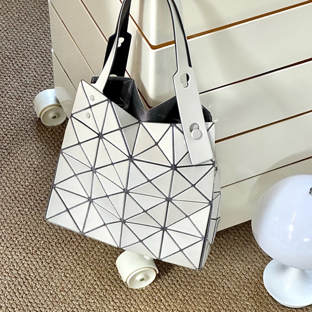 95新 Issey Miyake/三宅一生 白色新款菱格纹手提小号托特