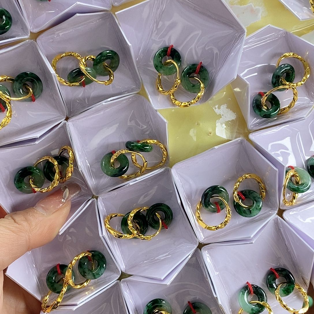 翡翠耳饰未镶嵌多样发其一