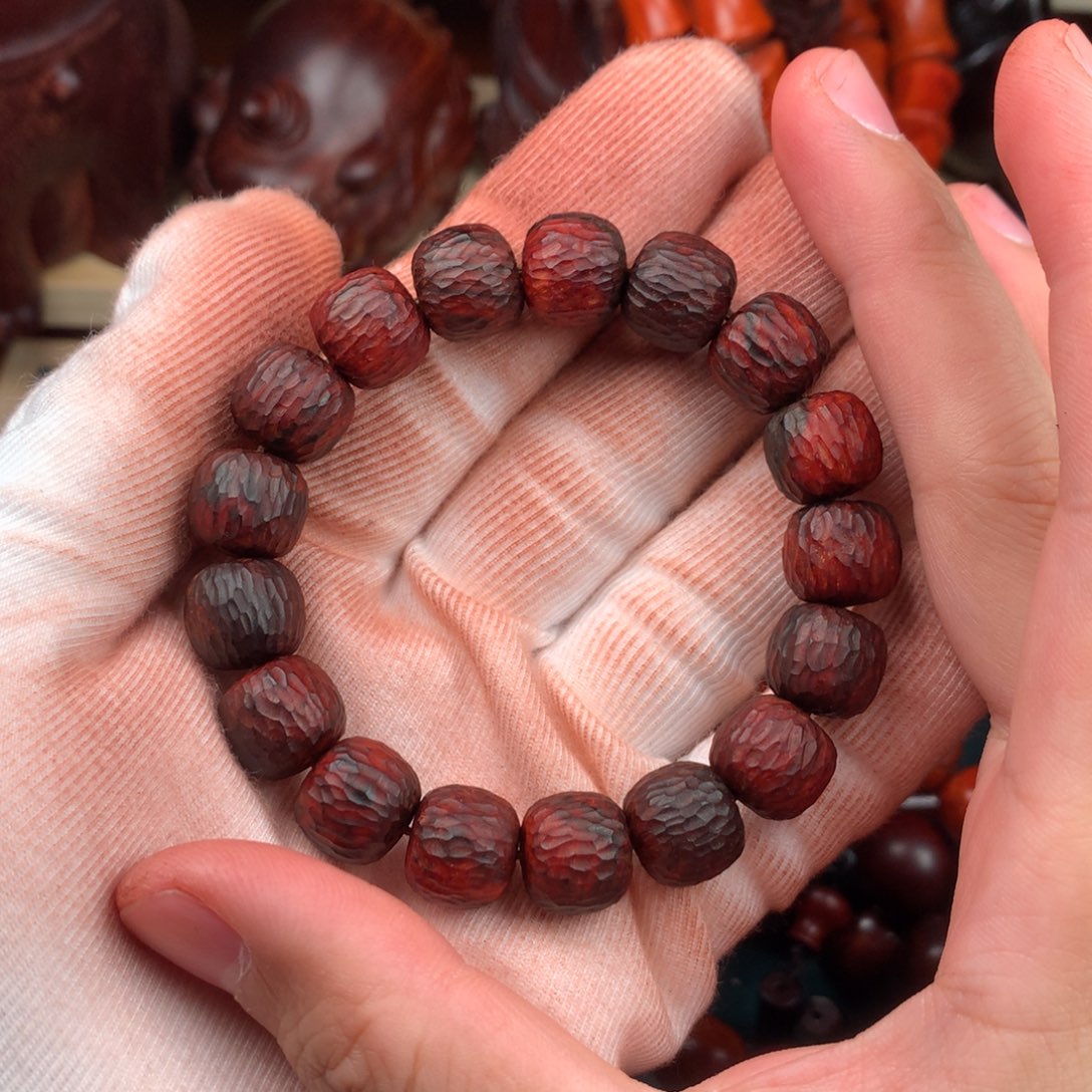 檀香紫檀（小叶紫檀）12×13万鳞锤纹手工雕刻