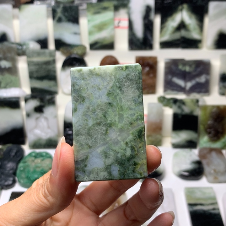 独山玉未镶嵌颈饰