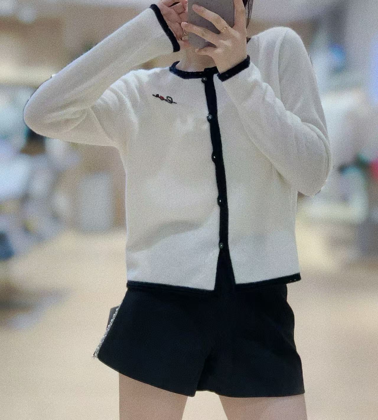 100％山羊绒手工刺绣圆领套衫