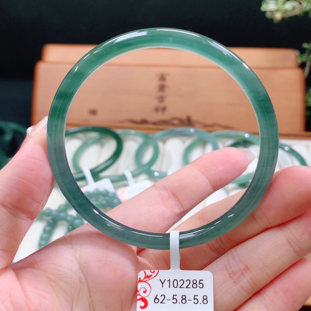 翡翠手镯未镶嵌天然