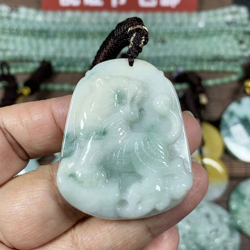 【闪购商品】翡翠颈饰未镶嵌玉吊坠翡翠玉上山虎牌