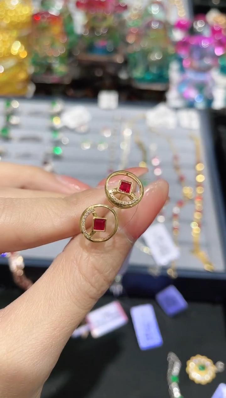 18K金镶嵌天然红宝石耳饰耳钉