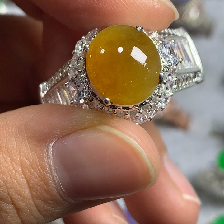 翡翠未镶嵌戒指铜托，卖裸石，需要二次镶嵌