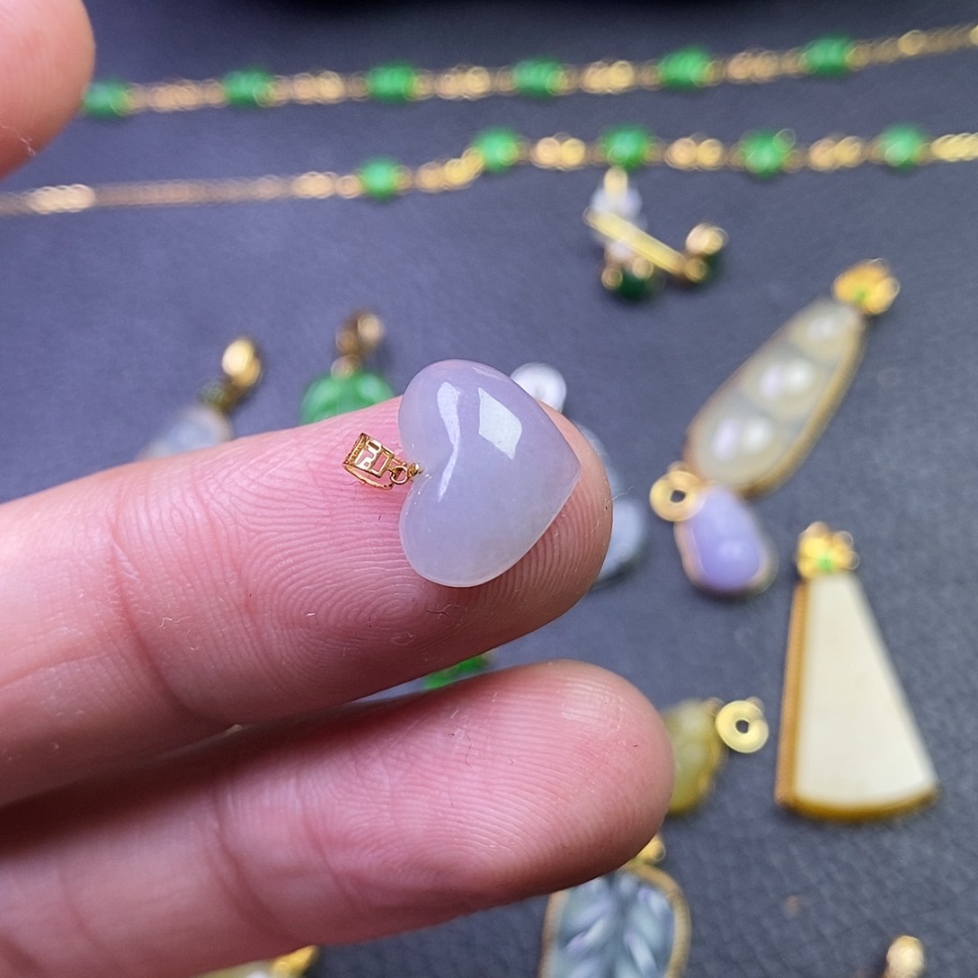 颈饰18K金镶嵌翡翠