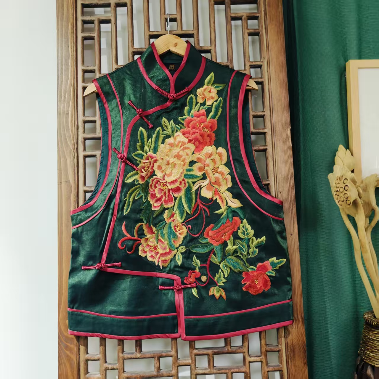 (LS667-6) 凤徕兮私人定制绿色光板底牡丹花刺绣盘扣马甲（单）