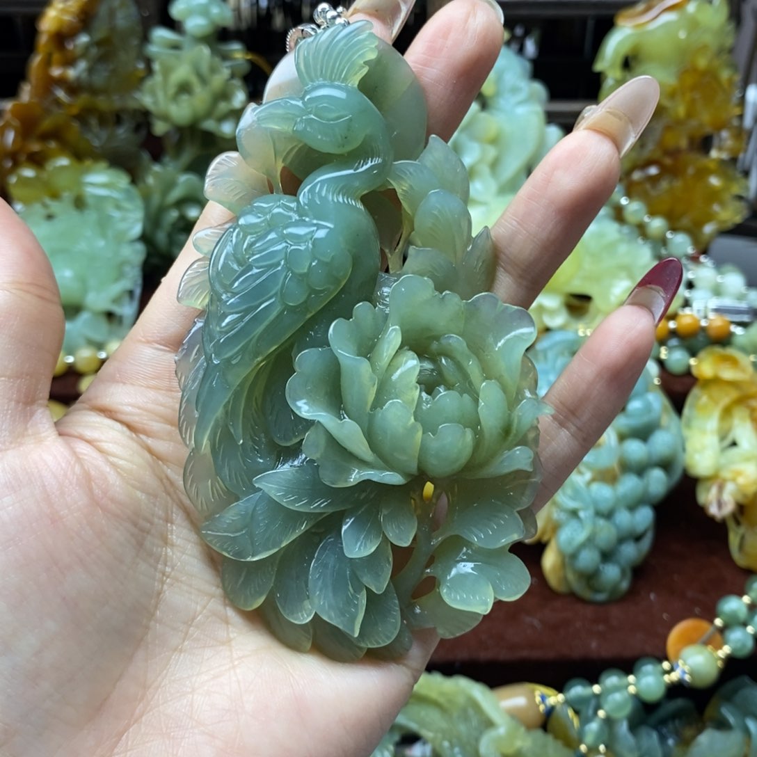 蛇纹石玉挂件未镶嵌伊**白