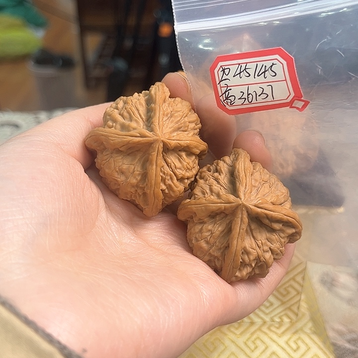 文玩核桃把件红狮子头四棱