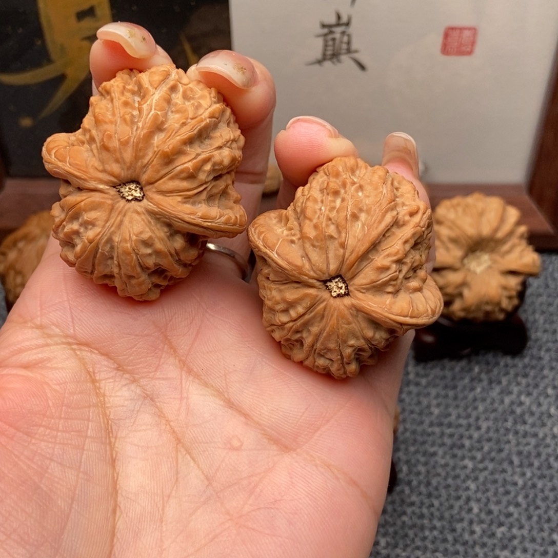 A***l文玩核桃吊坠血麒麟