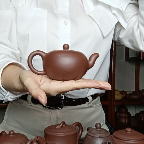 用***3紫砂茶壶原矿底曹青  容量170cc。