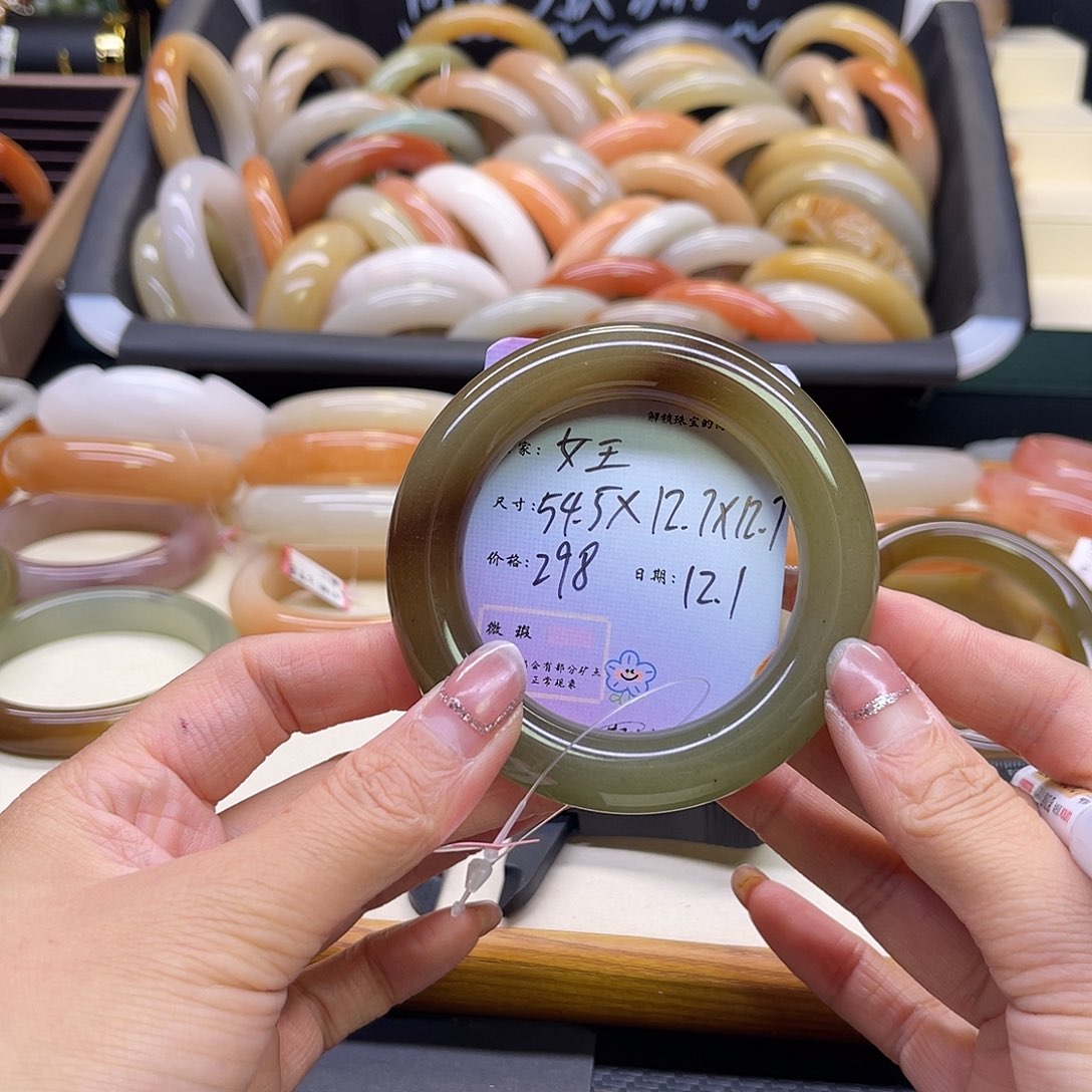 女***下石英质玉未镶嵌手镯