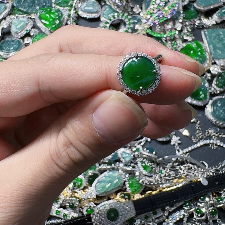 翡翠颈饰未镶嵌天然A货翡翠放漏