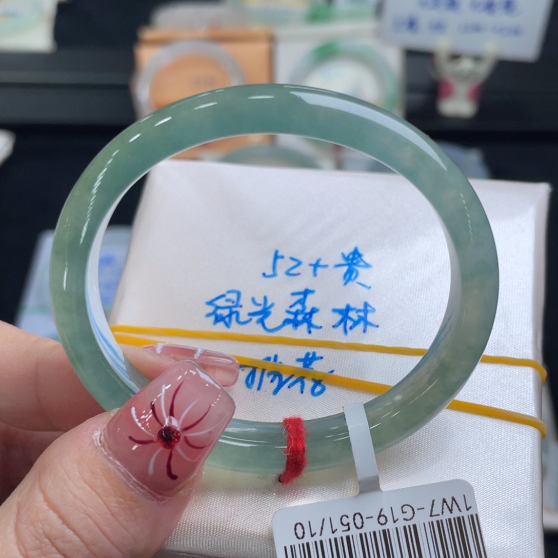 翡翠手镯未镶嵌翡翠手镯