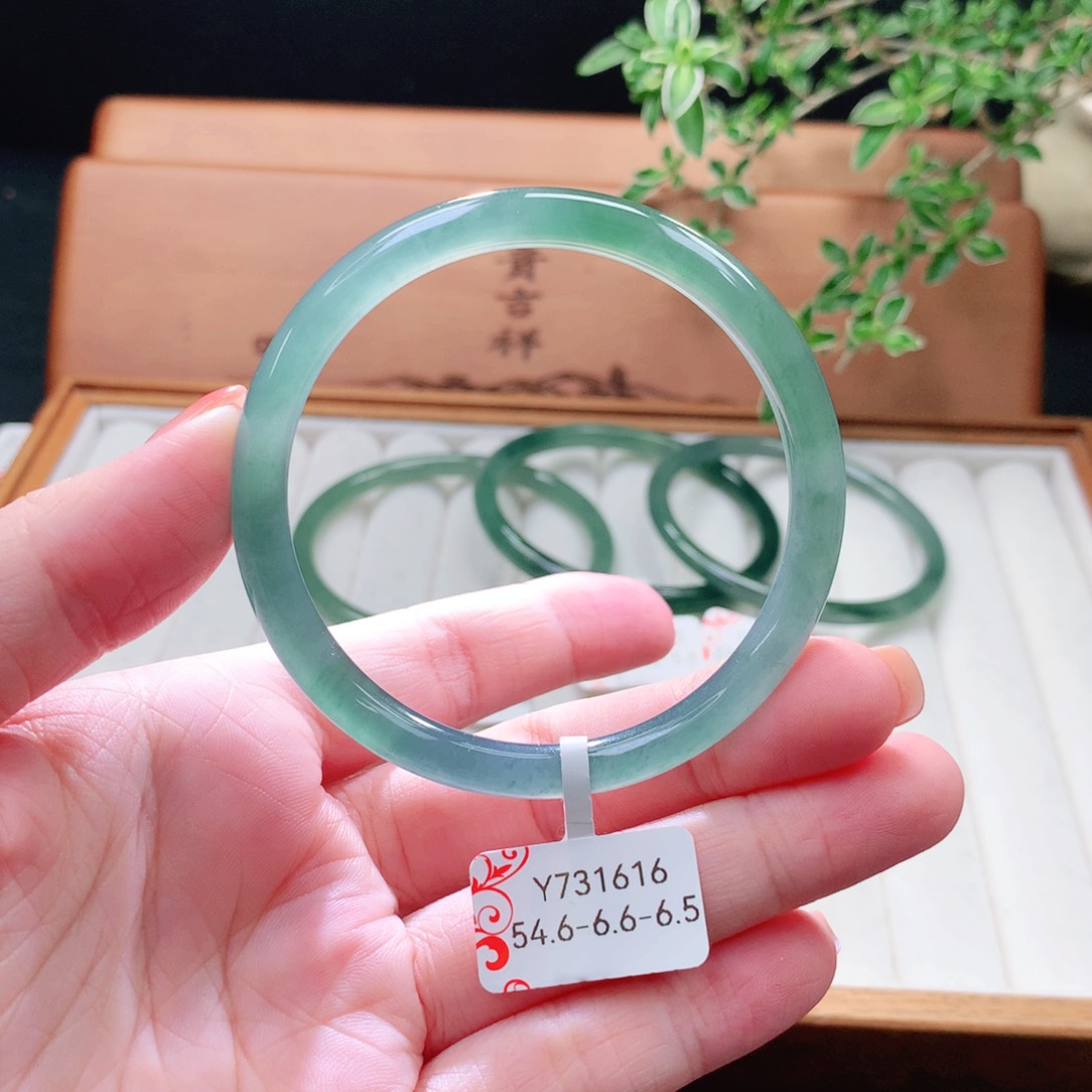 未镶嵌手镯（圆镯）翡翠