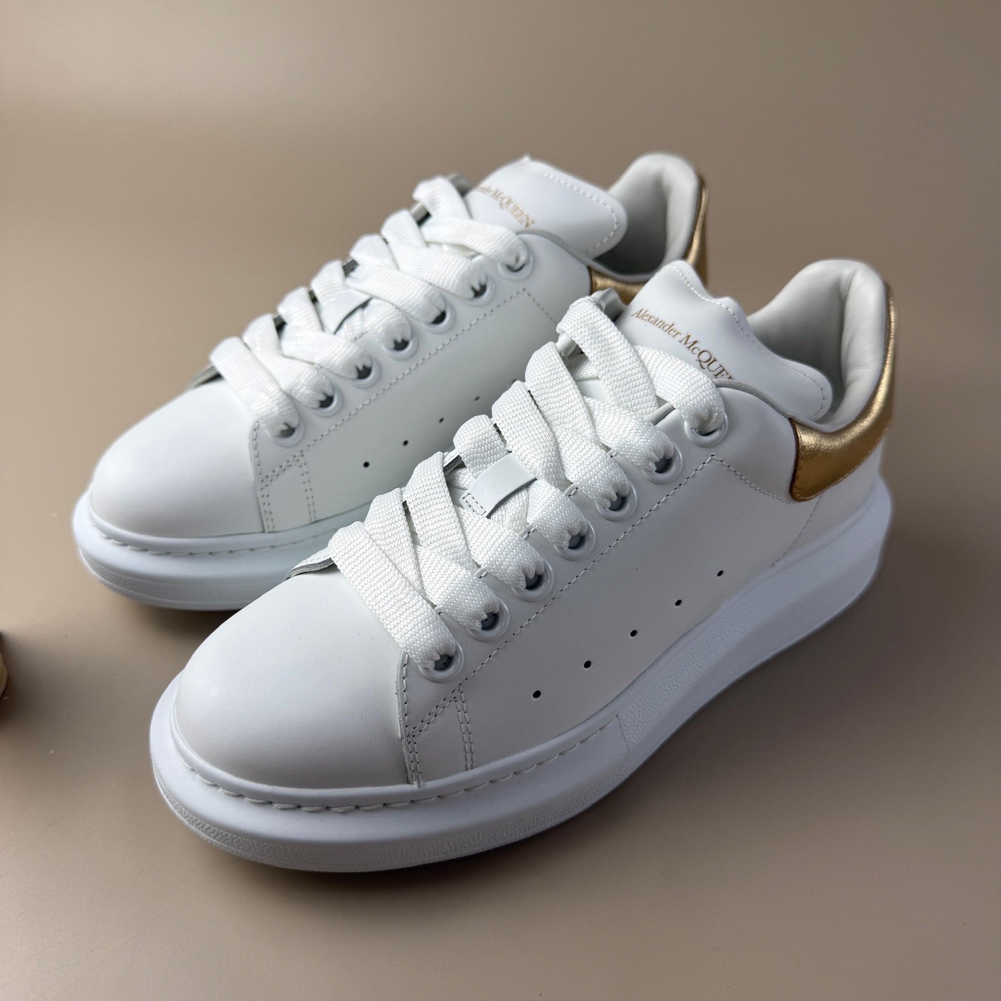 未使用 Alexander McQueen/亚历山大·麦昆 白金厚底 37码 YLP3843