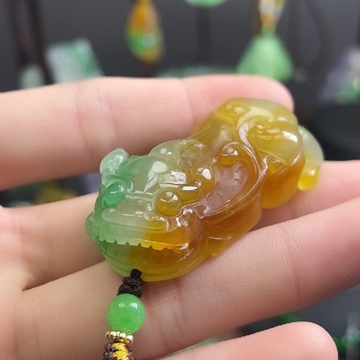 翡翠未镶嵌吊坠(赠链)