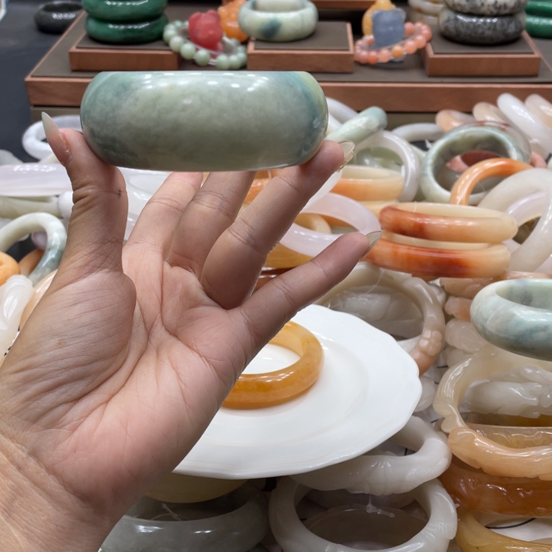 阿***V石英质玉手镯未镶嵌